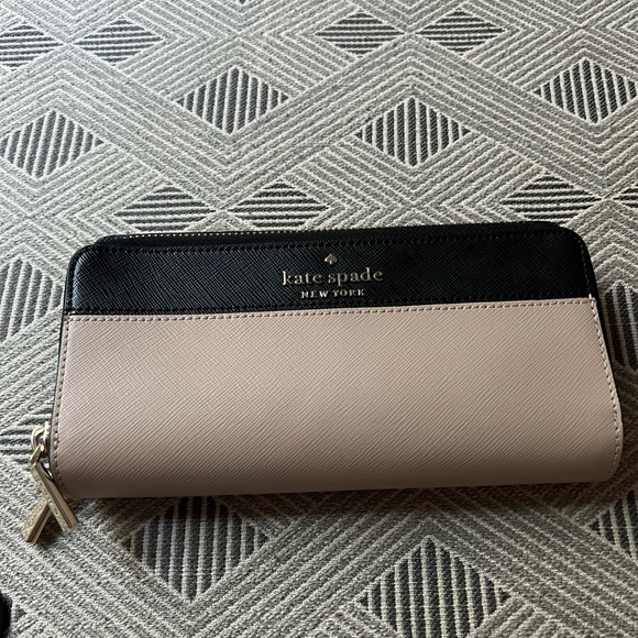 EUC Kate Spade Black and Tan Leather Wallet - Picture 1 of 8